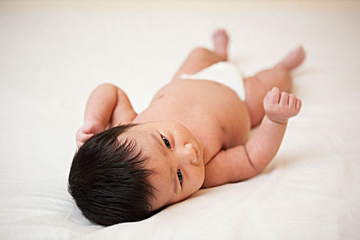 诞生,亚洲人,婴儿,尿布,躺,挠头,痤疮,棚拍