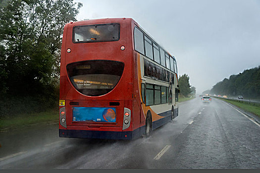 红色公交车,雨,公路,康沃尔,英格兰,英国,欧洲
