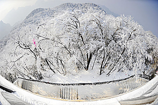 天门山雪景