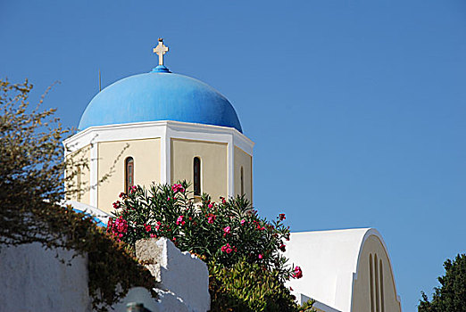 希腊圣托里尼岛的蓝顶教堂