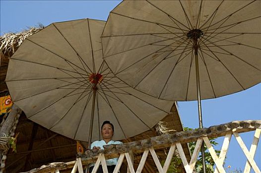 女人,仰视,两个,亚洲人,伞,靠近,琅勃拉邦,老挝