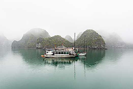 渔船,下龙湾,雾,石灰石,悬崖,背景,长时间曝光