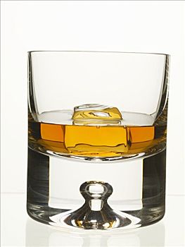 玻璃杯,威士忌酒,岩石上