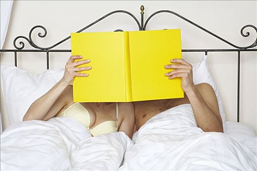 年轻,情侣,床上,拿着,黄色,书本,向上,一起