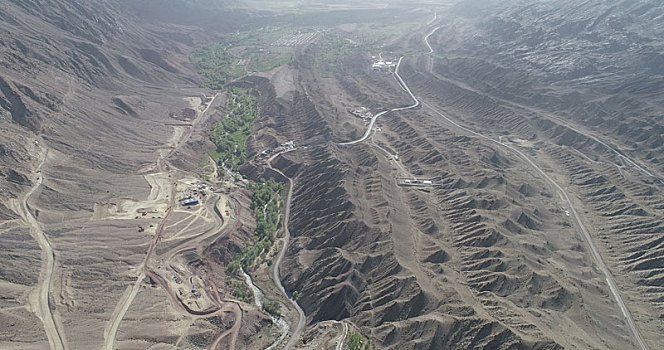 新疆哈密,航拍天山山区的地质构造与山区公路