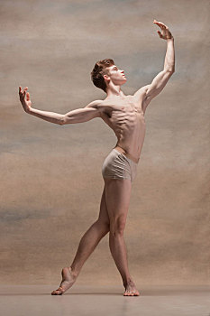 男性,跳芭蕾,姿势,上方,灰色背景