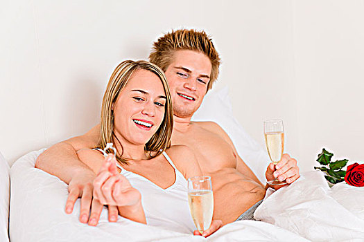 订婚戒指,伴侣,床上,香槟,一起
