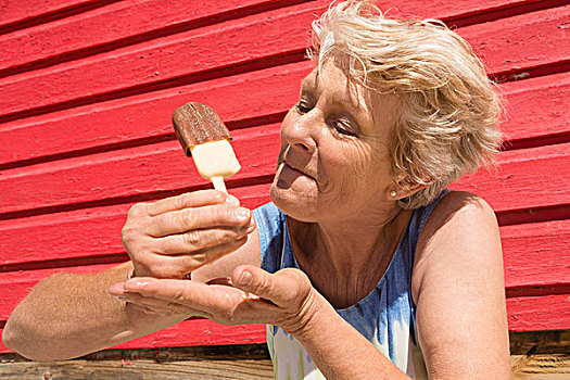 老年,女人,吃,冰淇淋,站立,小屋,海滩