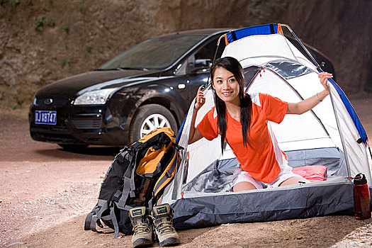 一個(gè)年輕的女孩開著車在郊外野營(yíng)