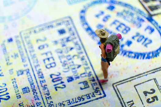 一名女背包客走在护照内页的出入境印章上
