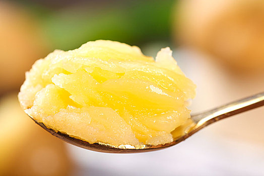 勺子里的黄心熟土豆泥