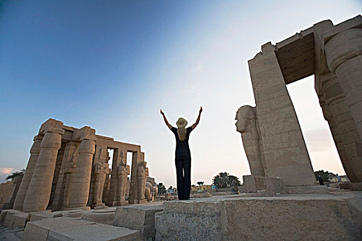 女人,游客,抬臂,拉美西斯二世神殿,路克索神庙,尼罗河流域,埃及