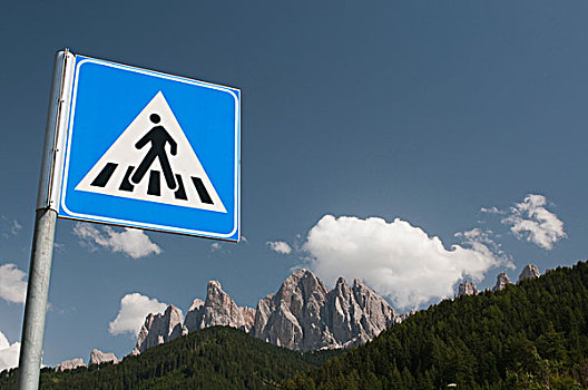 行人过街标志,上方,山,蓝天,山谷,白云岩,意大利