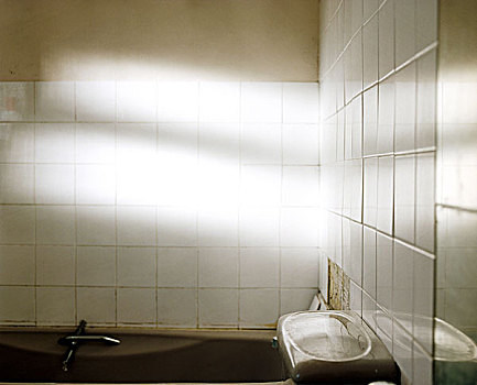 浴室,白色,瓷砖,围绕,光照,亮光,反射,镜子