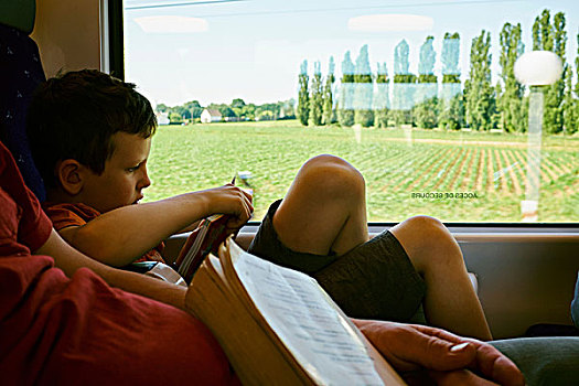 男孩,读,书本,靠近,车厢,窗户
