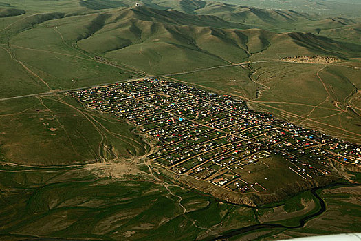 飞机窗外看草原小城,蒙古