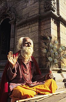 尼泊尔,加德满都,老人,印度教,圣人,坐,台阶,建筑,拿着,羽毛,手势,手