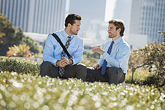 两个男人,衬衫,领带,公园,城市