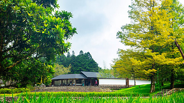 台湾宜兰县森林高山湖泊明池游客中心