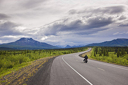 乌云,上方,摩托车,途中,山,背景,夏天,阿拉斯加,美国