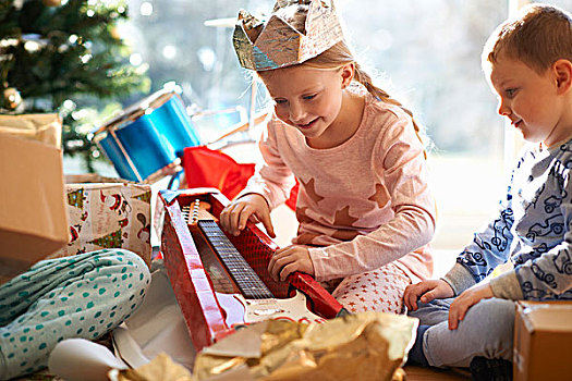 女孩,兄弟,客厅,地面,注视,玩具,吉他,圣诞礼物