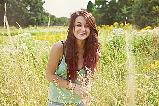 微笑的女孩,在草甸