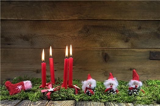 四个,红色,燃烧,圣诞节,蜡烛,木质背景,绿色,苔藓