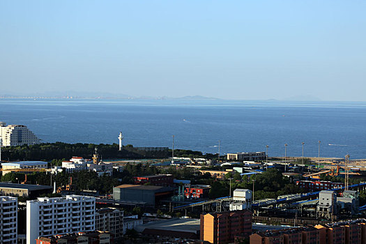 山东省日照市,灯塔风景区旅游升温,游艇往来穿梭成为靓丽风景