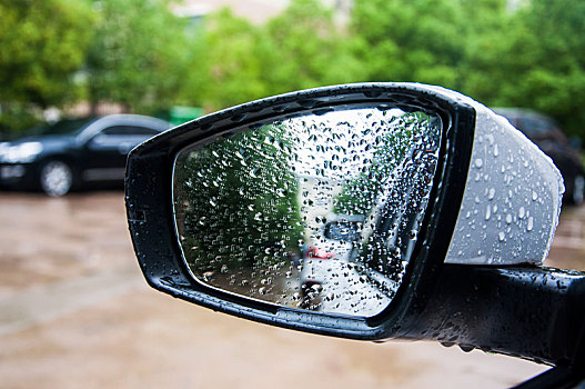 沾满雨水的汽车后视镜