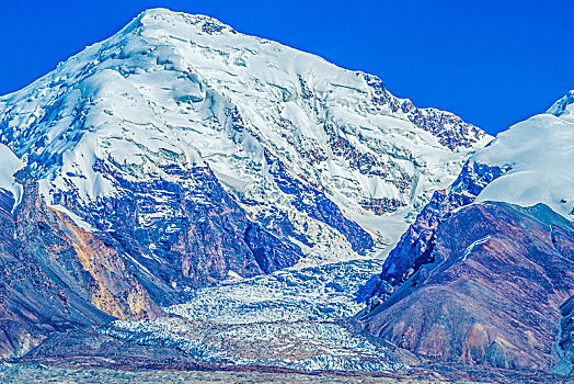 新疆,雪山,蓝天
