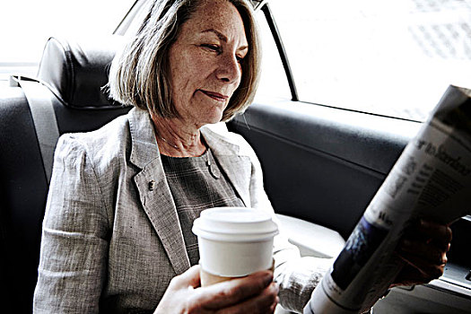 老人,职业女性,坐,背影,出租车,拿着,咖啡杯,读报