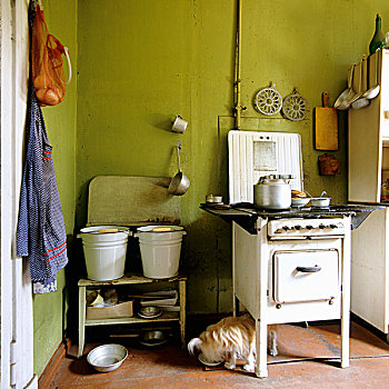 旧式,20世纪50年代,炊具,朴素,厨房,墙壁,金属,桶,木制长椅
