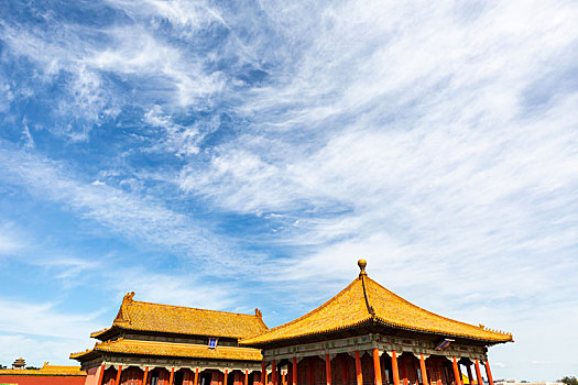 蓝天白云下的北京故宫中和殿,保和殿