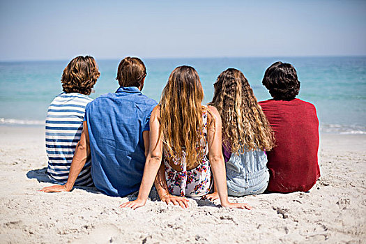 朋友,坐,岸边,海滩,晴天,后视图,男性,女性朋友