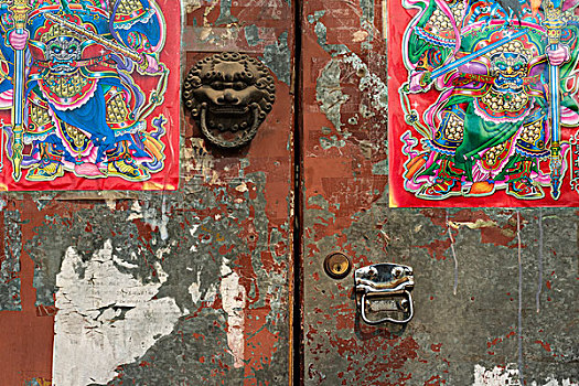 北京胡同的老宅铁门