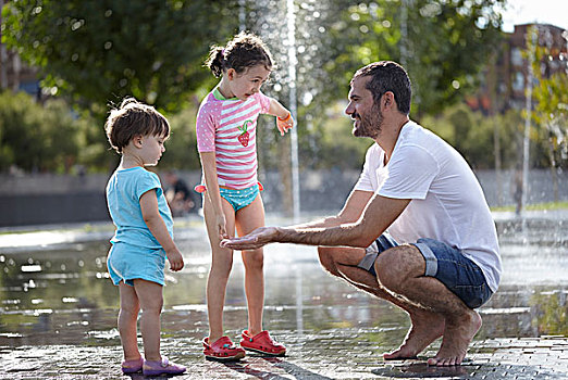 中年,男人,两个,女儿,玩,水中,喷泉,马德里,西班牙