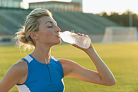 女性,运动员,喝,瓶装水
