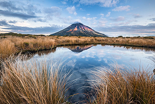 层状火山,攀升,塔拉纳基,反射,山中小湖,艾格蒙特国家公园,北岛,新西兰,大洋洲