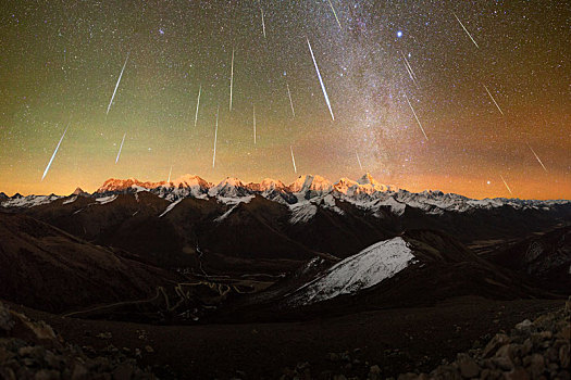 贡嘎雪山之上的双子座流星雨