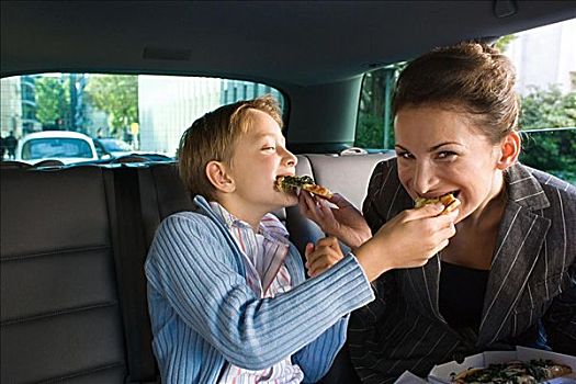 母亲,儿子,吃,汽车