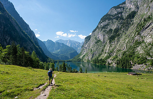 远足,途中,湖,奧伯湖地区,风景,上方,后面,瓦茨曼山,国家公园,贝希特斯加登阿尔卑斯山,贝希特斯加登地区,巴伐利亚,德国,欧洲