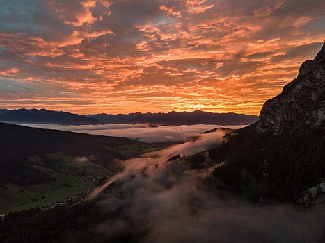 航拍意大利多洛米蒂山脉高山里的日出景观和清晨的云海