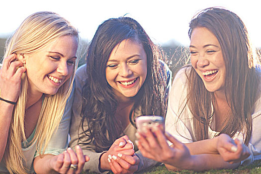 三个女人,年轻,看,手机,公园