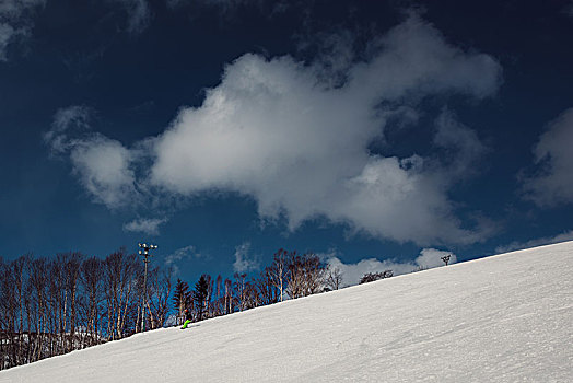 白云下滑雪