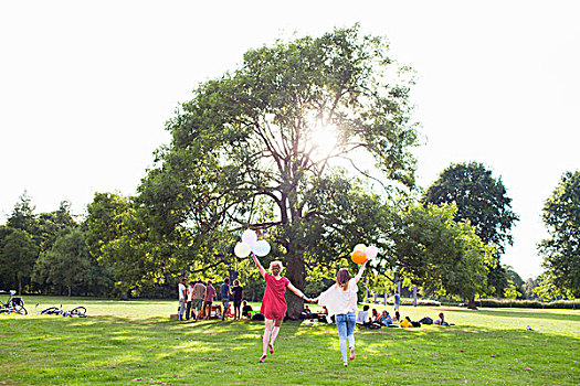 后视图,两个,美女,跳舞,气球,公园,聚会