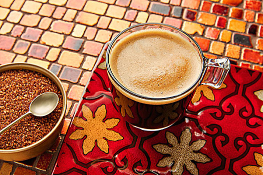 咖啡,玻璃杯,奶油,砖瓦,红色,褐色,金色,桌子