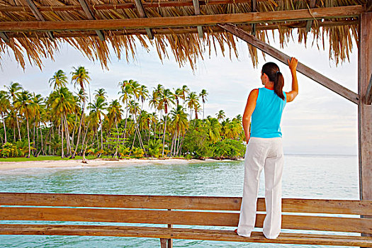 特立尼达和多巴哥,多巴哥岛,岛屿,女人,站立,小屋,远眺,棕榈树