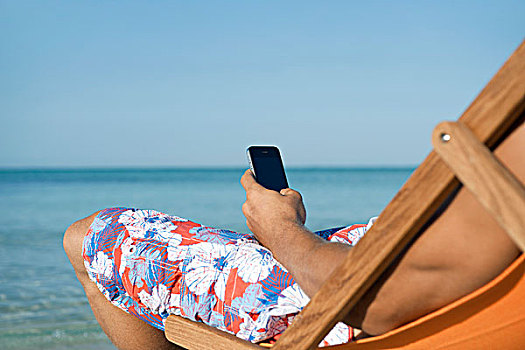 男人,手机,坐,海滩,局部