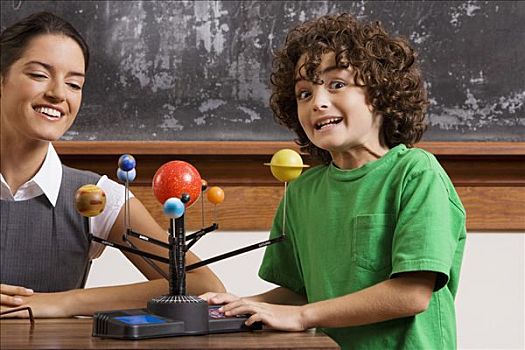 男生,教师,模型,太阳系,教室