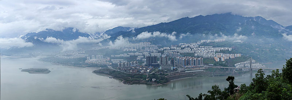 中国云南昭通绥江云雾缭绕的城市景观